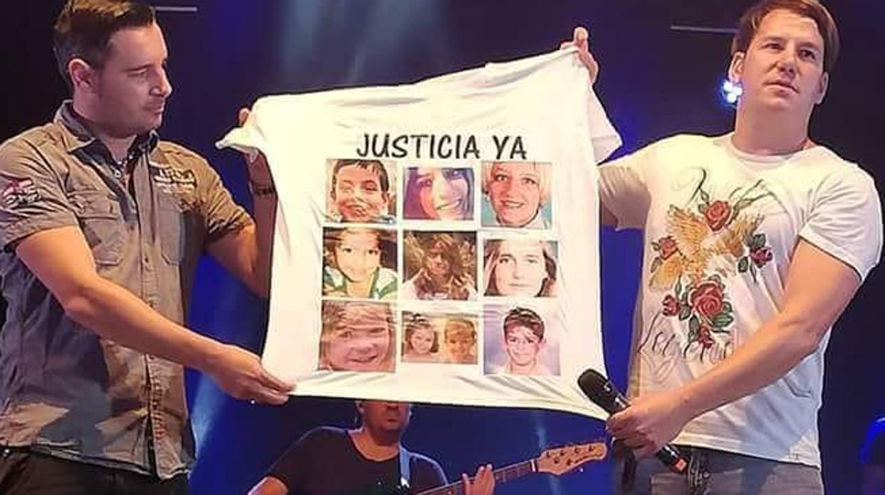 Andy y Lucas, con la camiseta en la que pedían justicia.