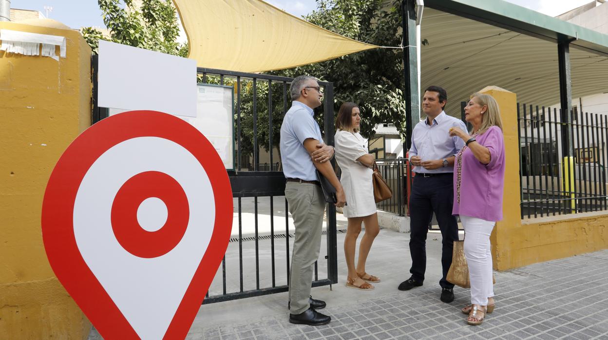 Bellido y Arcas con representantes de la comunidad educativa del colegio Ciudad Jardín