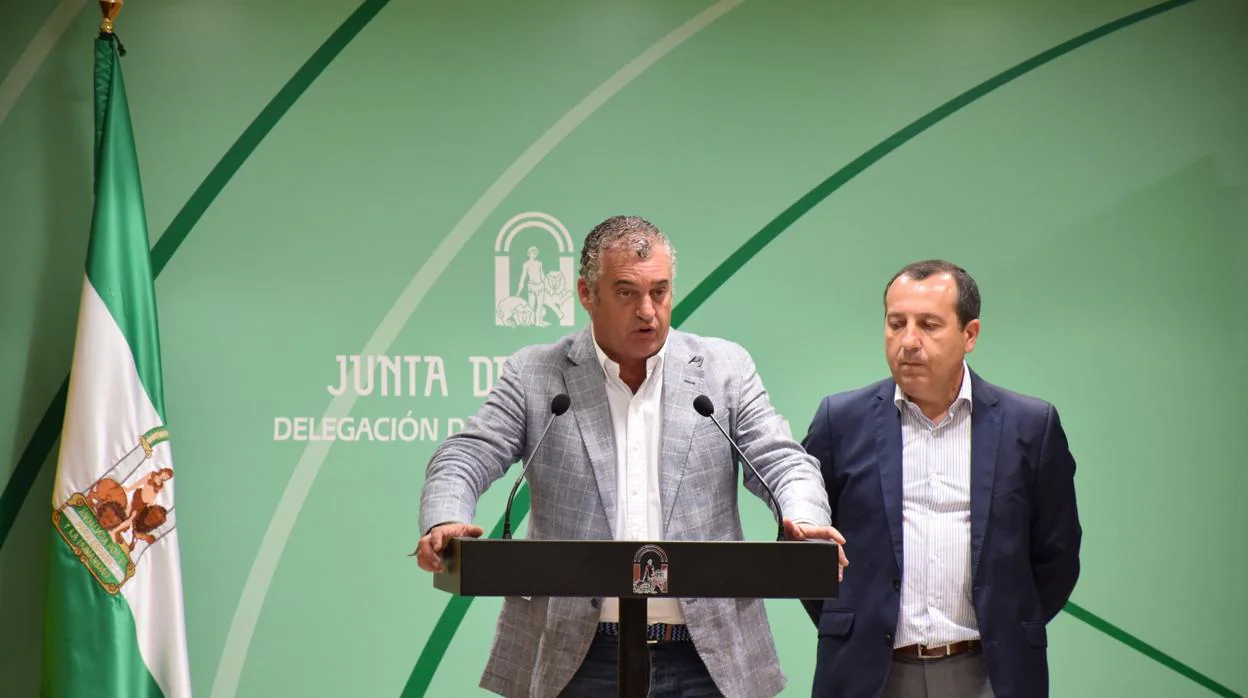 Javier Carnero, junto al delegado del Gobierno andaluz en Málaga, José Luis Ruiz Espejo