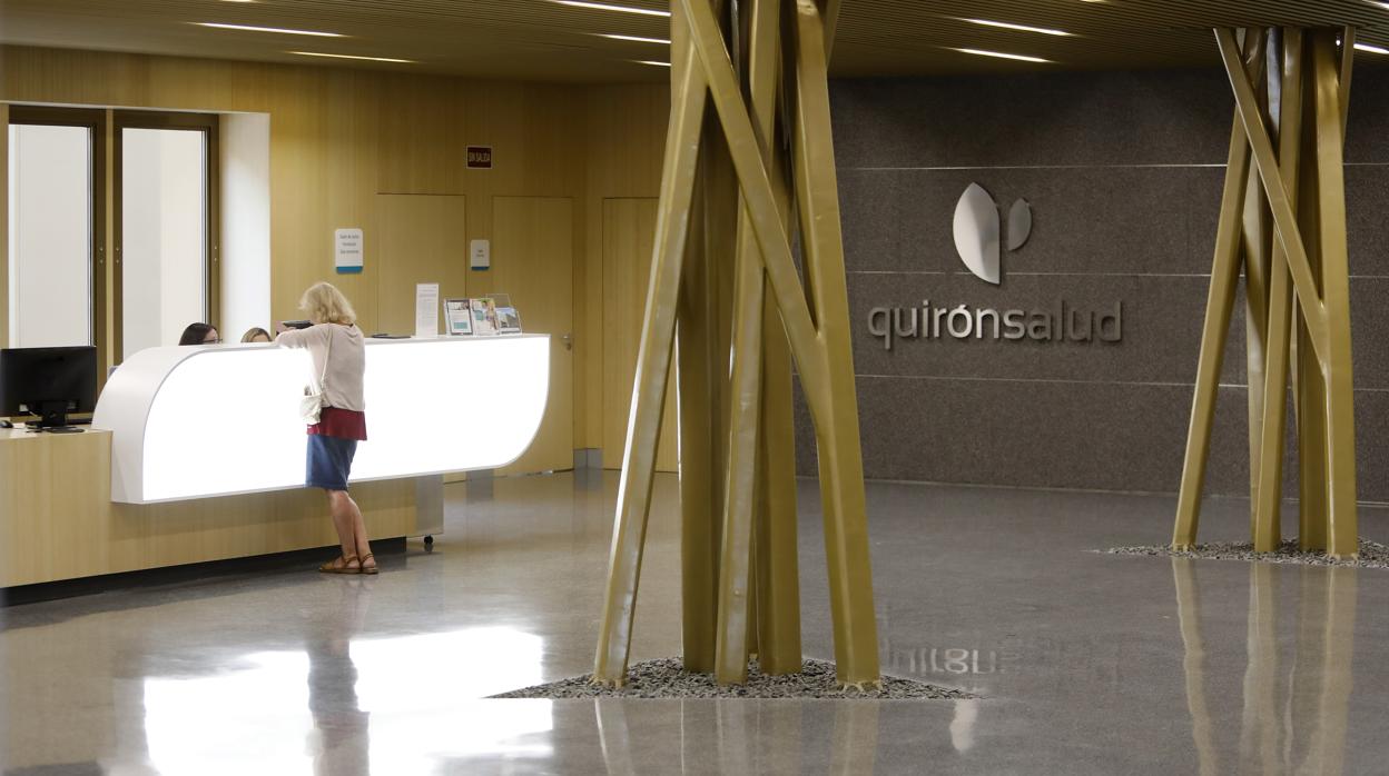 Una usuaria del Hospital en uno de los mostradores de atención al público