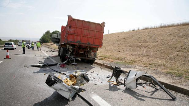 Herido grave en la colisión entre un camión y una furgoneta en la A-318 a su paso por Moriles