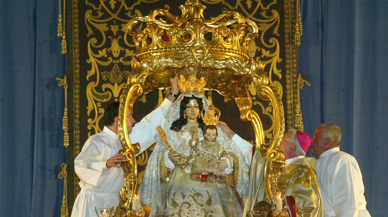 Momento de la coronación canónica de la Virgen del Socorro de Córdoba y del Niño