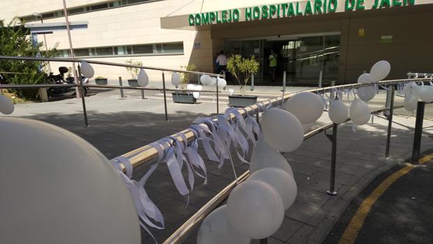 Lazos blancos en Jaén por el deterioro de los hospitales