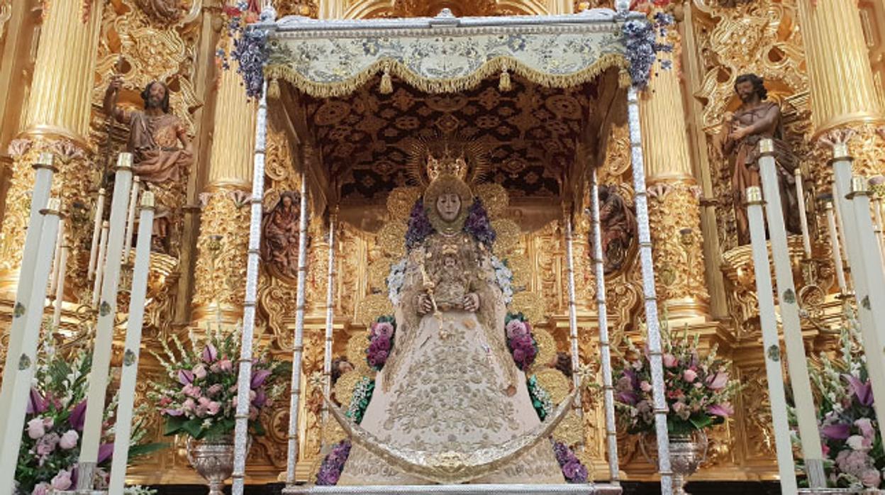 La Virgen del Rocío en su paso para la salida extraordinaria del centenario de la coronación