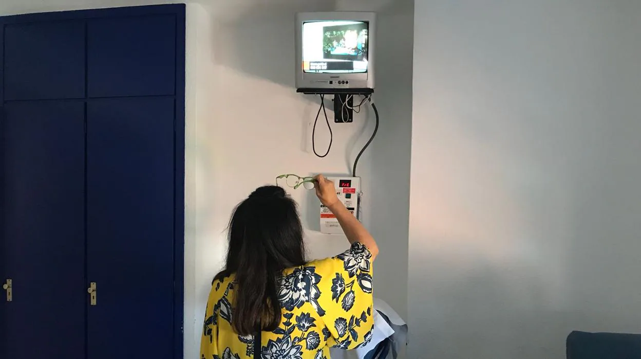 Una usuaria ve la televisión en una habitación del complejo hospitalario de Jaén