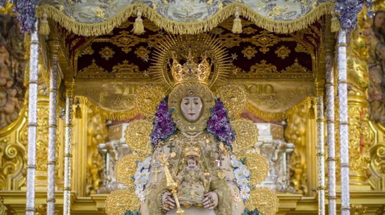 La Virgen del Rocío luce ya en su trono procesional en el altar del Santuario