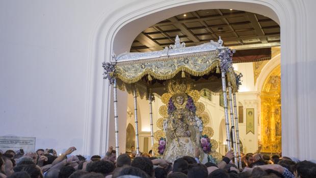 La Virgen regresa a su Santuario al despuntar el día