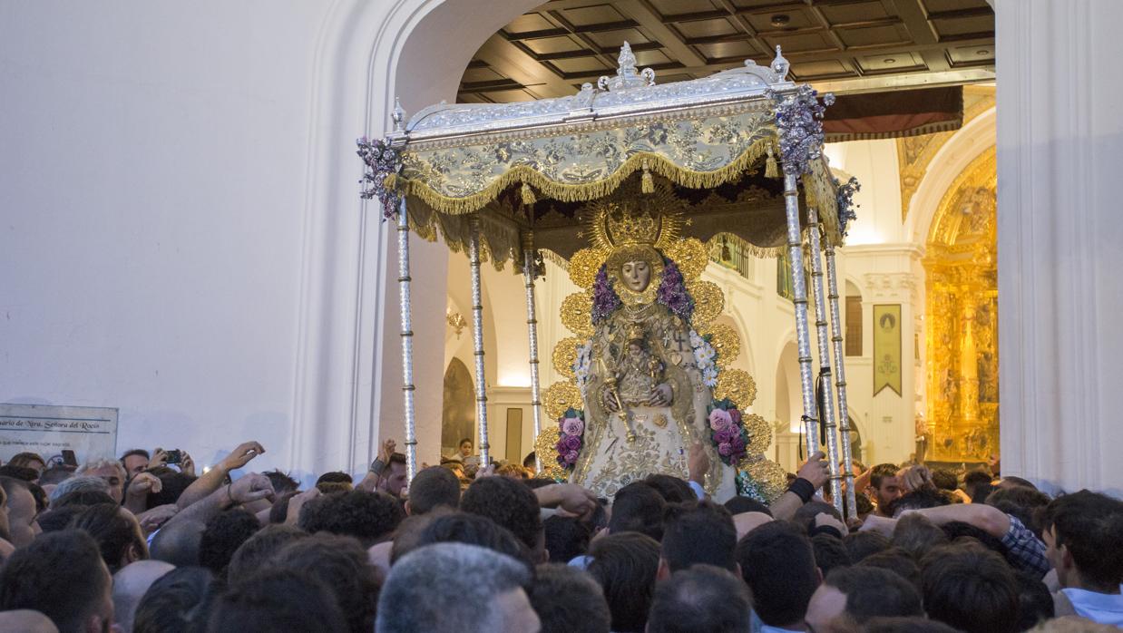 La Blanca Paloma entra en el templo tras su salida procesional extraordinaria