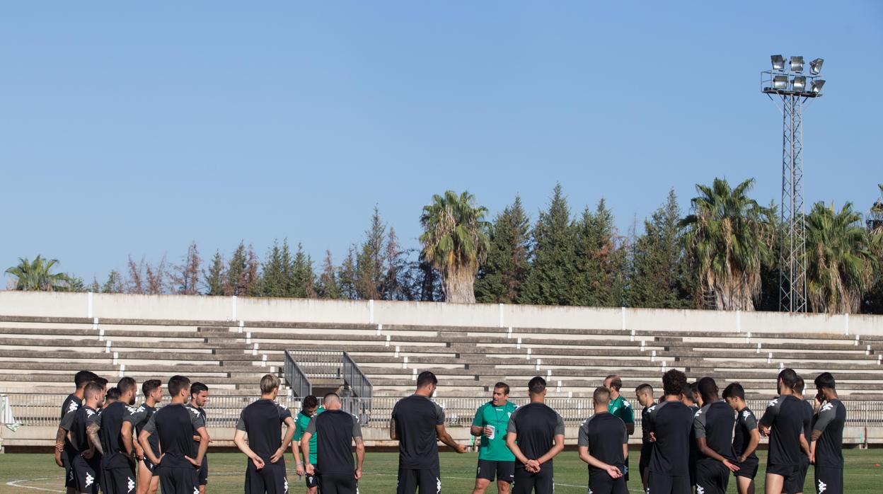 José Ramón Sandoval habla con sus jugadores durante un entrenamiento