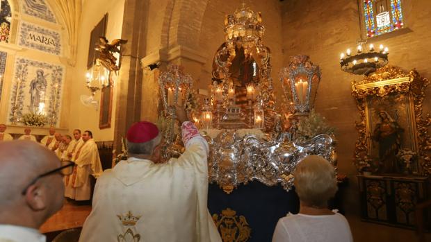 El obispo le ruega a la Virgen de la Fuensanta que favorezca «un cambio histórico en Córdoba»