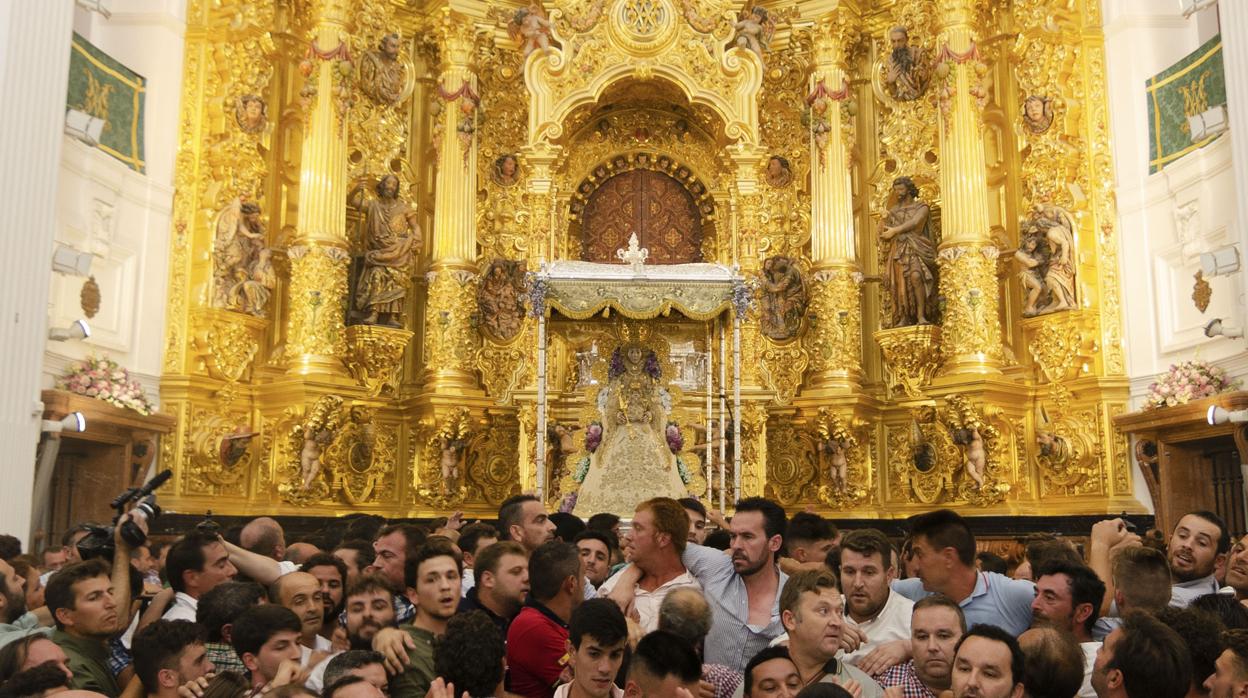 Momento en el que los almonteños «salta la reja»