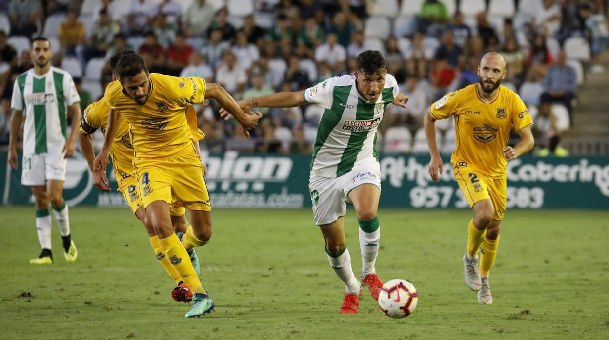 Erik Expósito, debutante del Córdoba CF ante el Alcorcón, intenta marcharse de Burgos