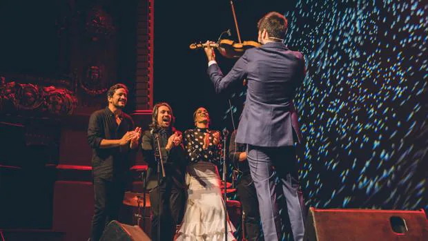 Paco Montalvo levanta por dos ocasiones al público del Liceu con su espectáculo «Violín flamenco»
