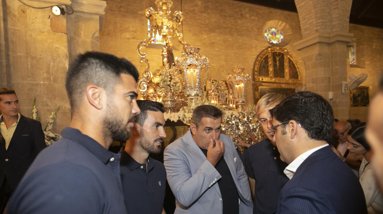 Sandoval y los capitanes conversan con Jesús León