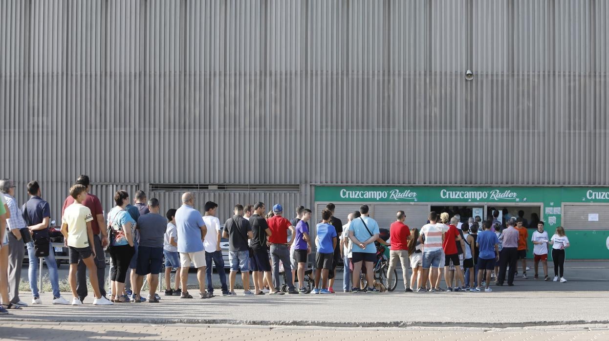 Seguidores compran entradas en las taquillas del estadio