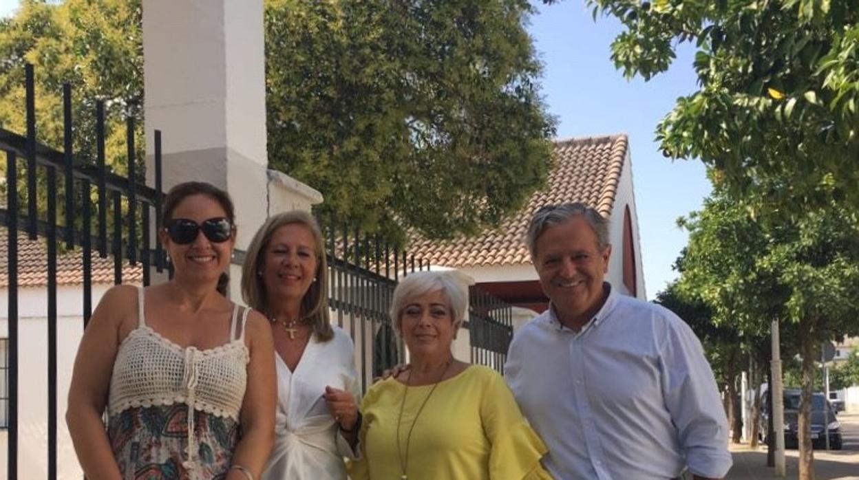 Salvador Fuentes, a la derecha, en su visita al centro escolar de Villarrubia