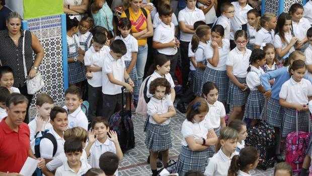 Nervios, sonrisas y lágrimas en la «vuelta al cole» de cerca de 70.000 alumnos en Córdoba