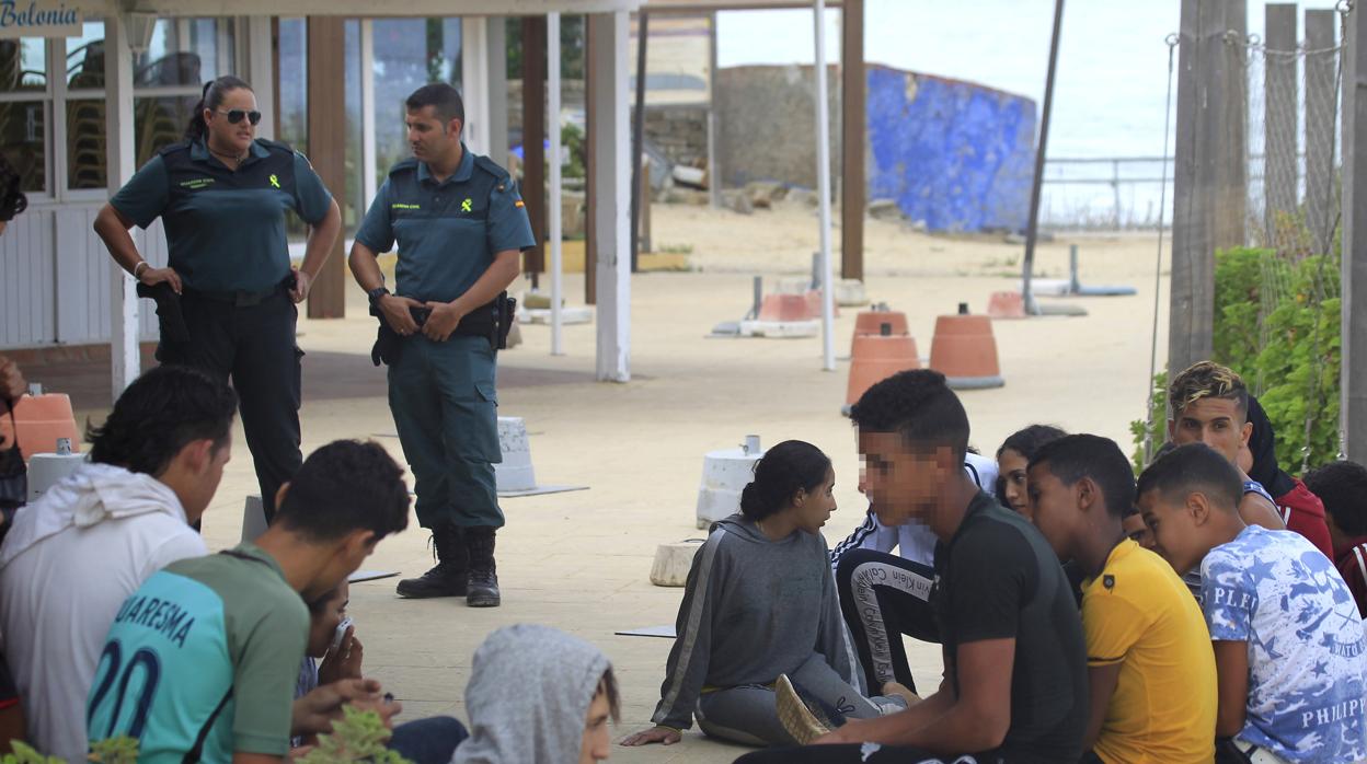 Menores rescatados en la playa de Bolonia de Tarifa esperan su traslado a centros de acogida