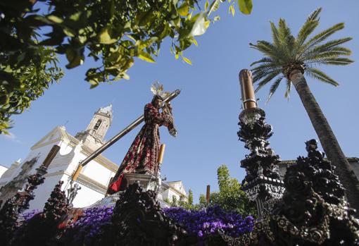 El Nazareno con su túnica de cola