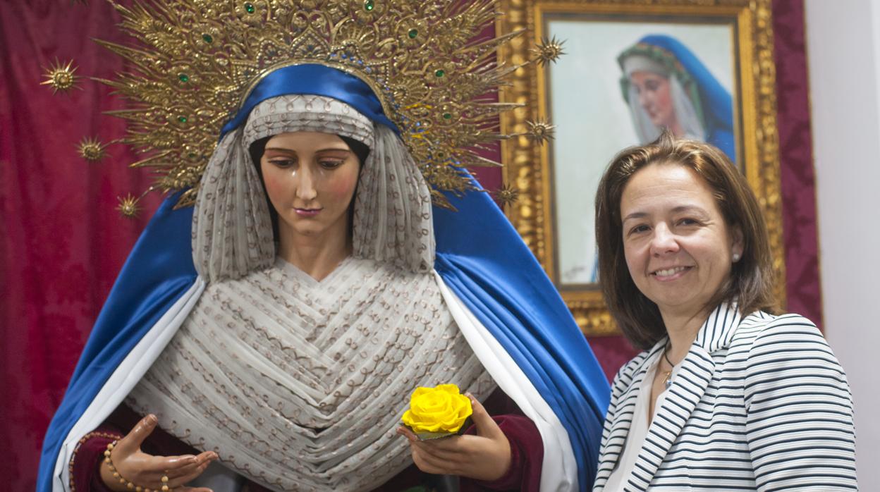 Paloma Saborido, junto a la virgen del Amparo, titular de la cofradía de la Pollinica