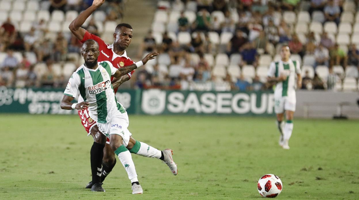 Blati Touré en su debut como jugador del Córdoba CF contra el Nástic