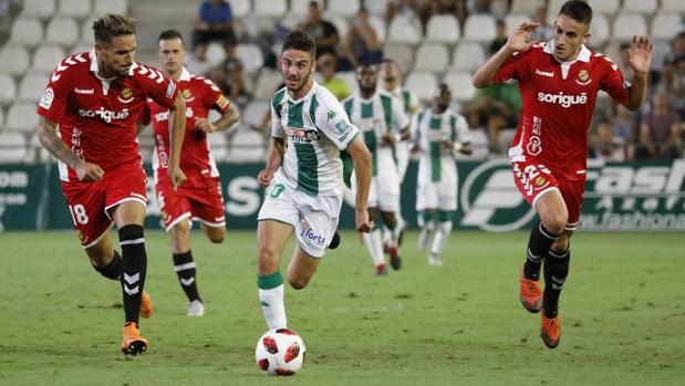 El Córdoba CF consigue la primera alegría de la temporada (2-0) en la Copa del Rey