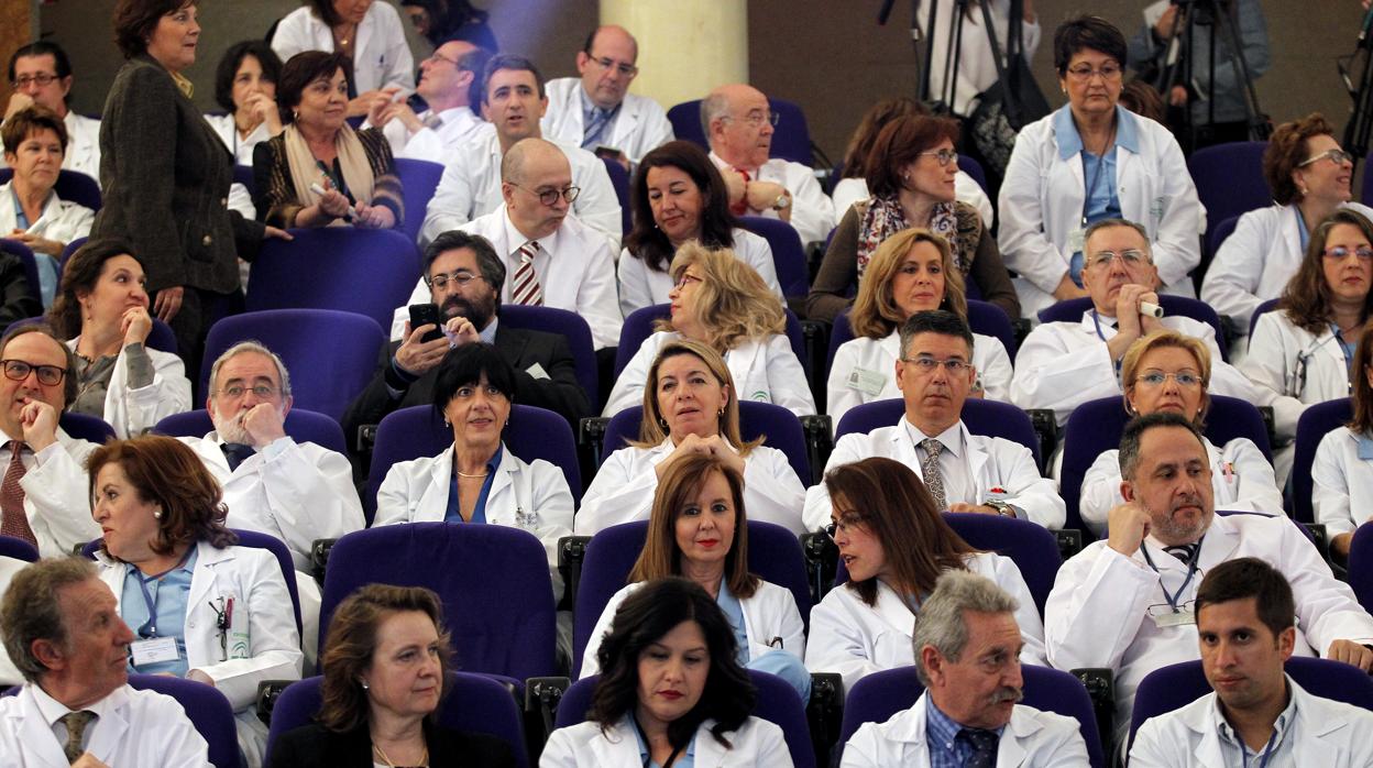 Profesionales del Reina Sofía en el salón de actos del hospital