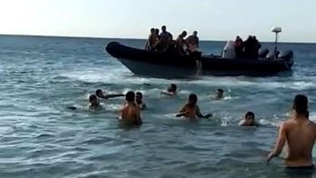 Inmigrantes llegan a una playa de Tarifa en una narcolancha