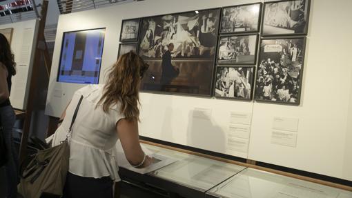 Una joven observa parte del material expuesto en «El viaje del Guernica»