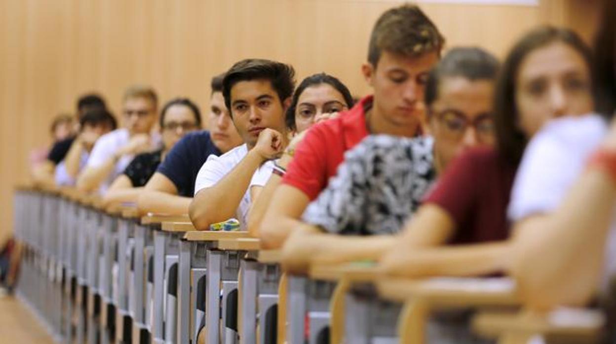 Alumnos examinándose de Selectividad