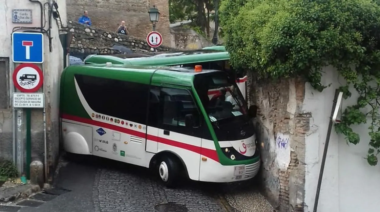 Imagen del último accidente que ha sufrido el tren turístico de Granada en el Albaicín.