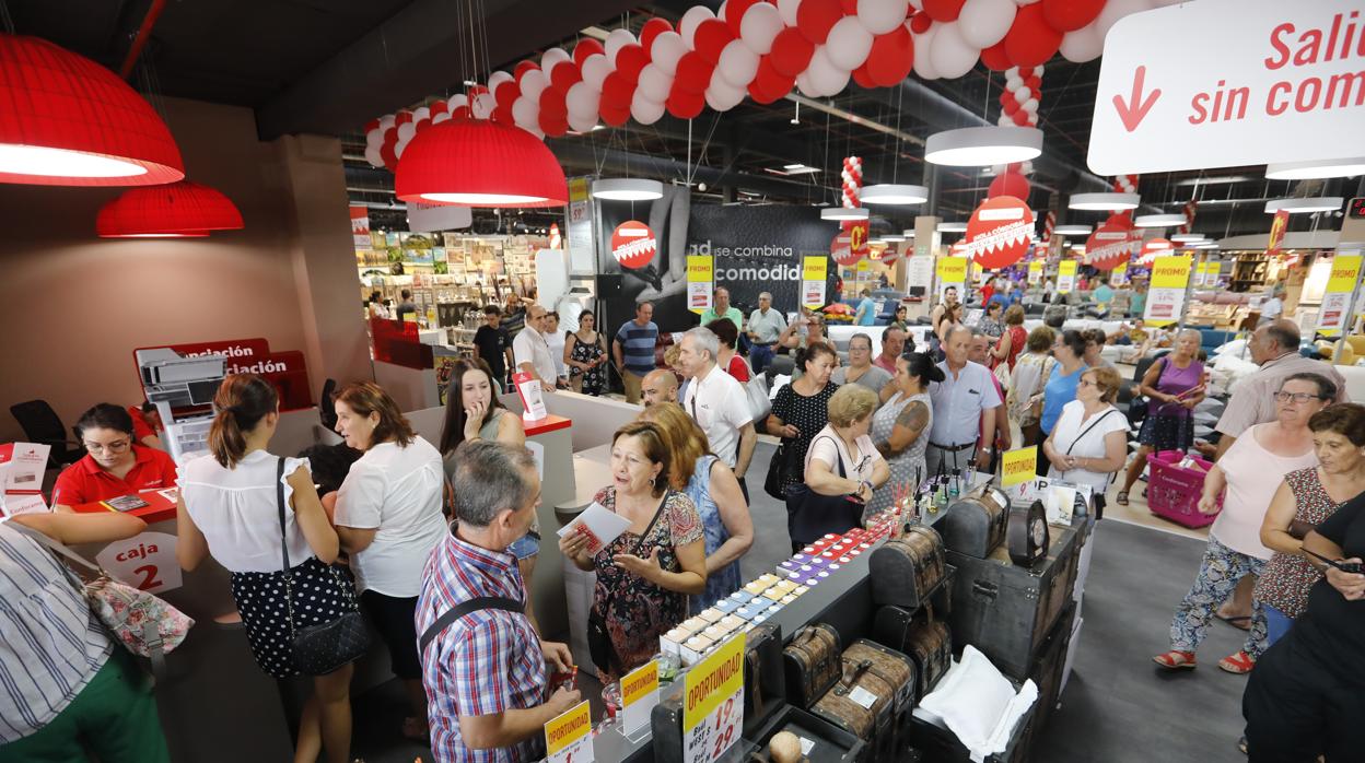 Clientes en la tienda Conforama de Córdoba