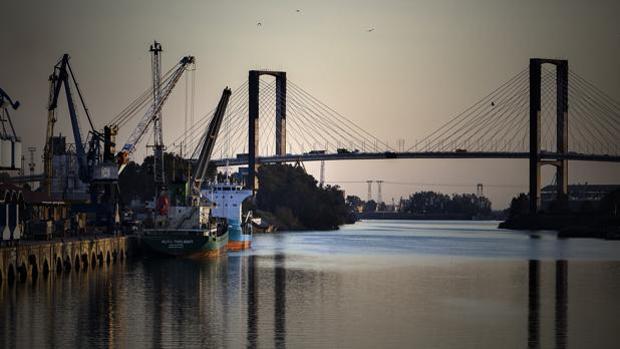 Los ingenieros abogan por construir un segundo puente junto al puente del Centenario de Sevilla