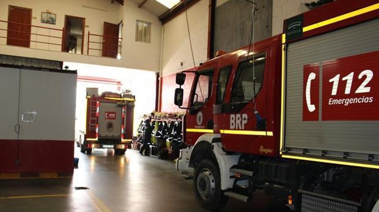 Camiones en un parque de bomberos