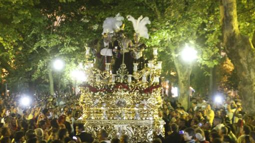 Humildad y Paciencia con la túnica morada y bordada