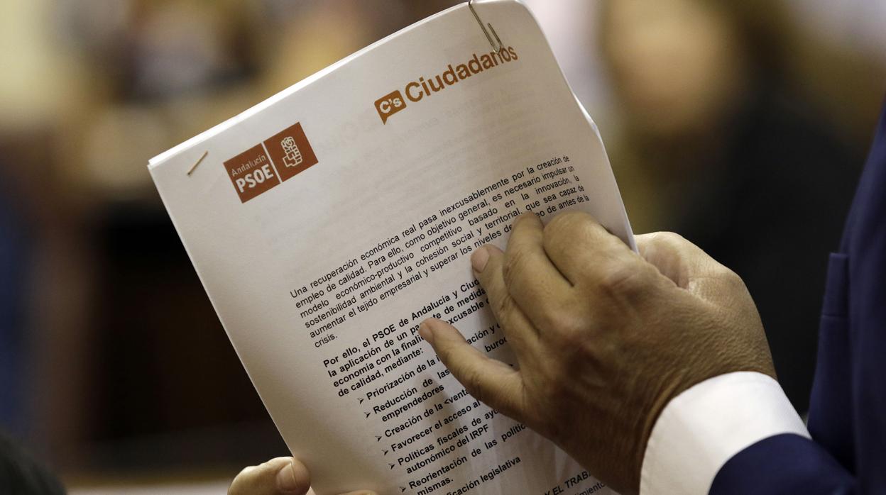 uan Marín sostiene entre sus manos el acuerdo firmado entre el PSOE y Ciudadanos en 2015