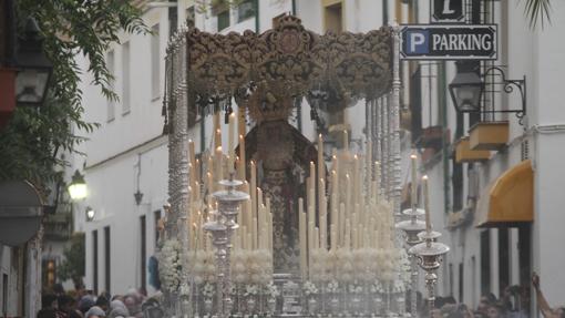 La Reina de los Mártires con cera rizada