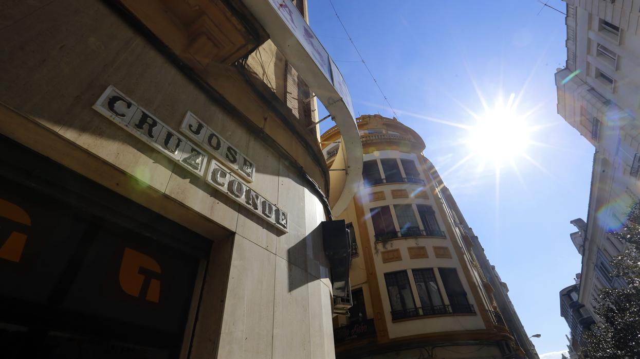 Dos personas pasean por la avenida José Cruz Conde