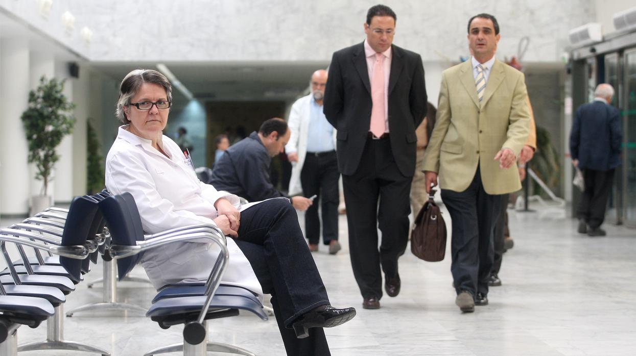 La jefa de Urología, María José Requena, en el Hospital Reina Sofía de Córdoba