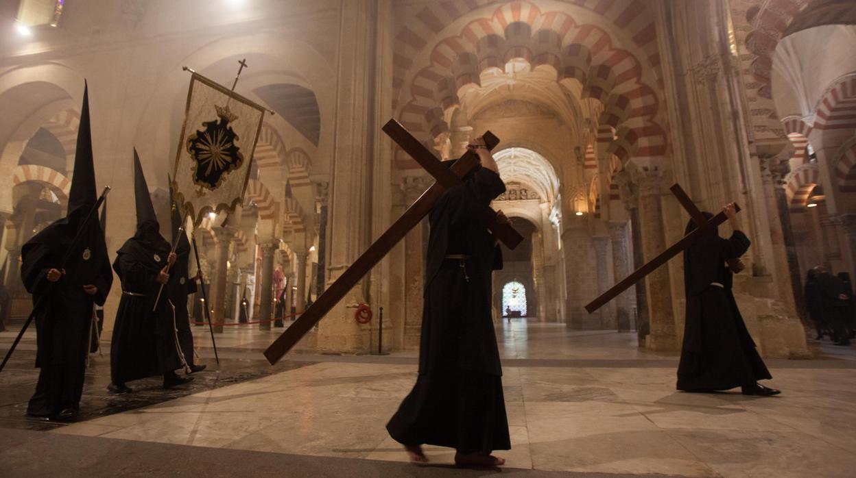 La cofradía de Jesús Nazareno hace estación en la Mezquita-Catedral de Córdoba