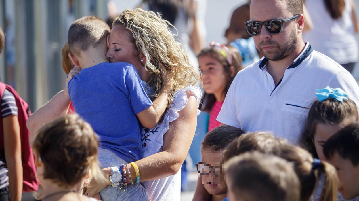 Concepción Sierra con su marido y sus dos hijos el primer día de clase