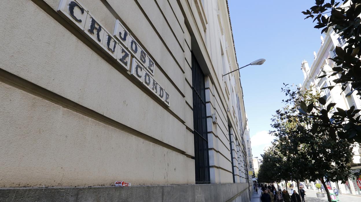 La actual calle Cruz Conde con su cartel en el edificio de Correos