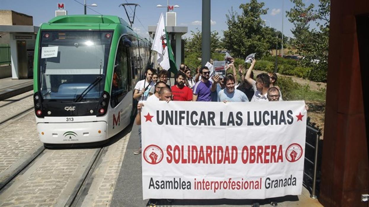 Los trabajadores del metro de Granada reclaman la firma de un convenio laboral