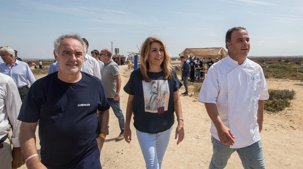 Ferrán Adriá, Susana Díaz y Ángel León este domingo en Cádiz en un despesque de pescados de estero