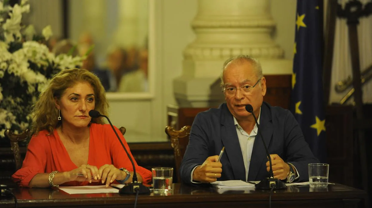 Lourdes Moreno y Álvaro Ybarra durante la intervención