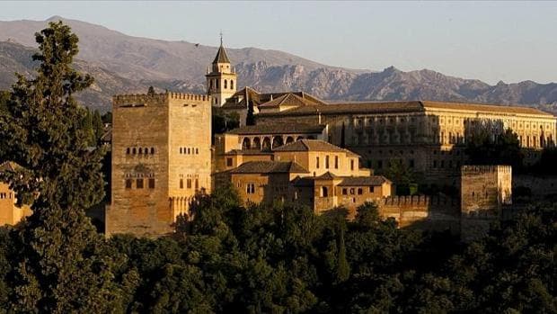 El parking ‘offshore’ de la Alhambra: «un chollo de 100 millones» sin control