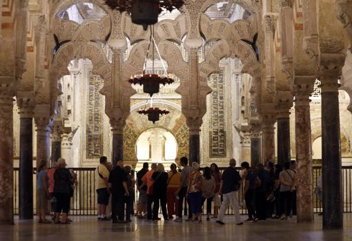 Visitantes en la zona de Alhakén II de la Mezquita-Catedral de Córdoba