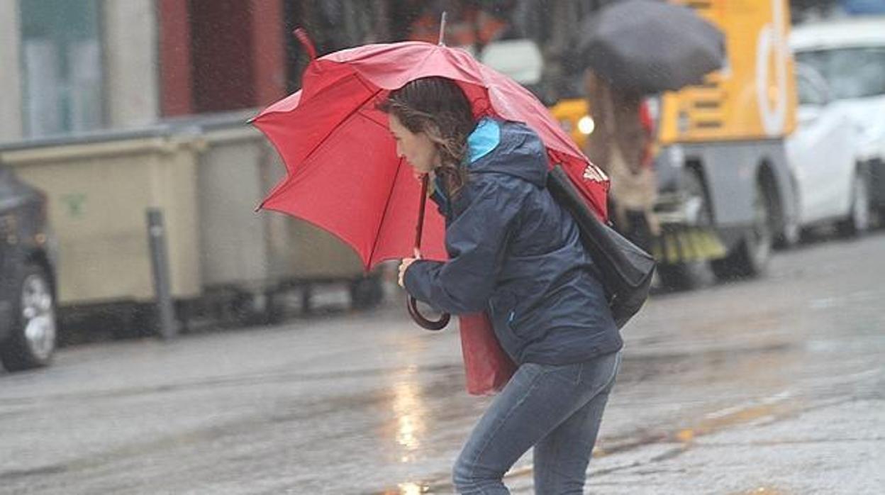 Una chica lucha contra lal lluvia