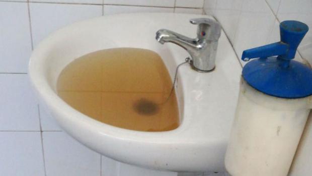 Denuncian la extrema turbiedad del agua de un pueblo de Jaén