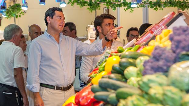 Juanma Moreno plantea bonificar un 20% el recibo de la luz para la clase media